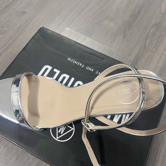Missguided silver sandals, size 7 - Picture 2 of 7